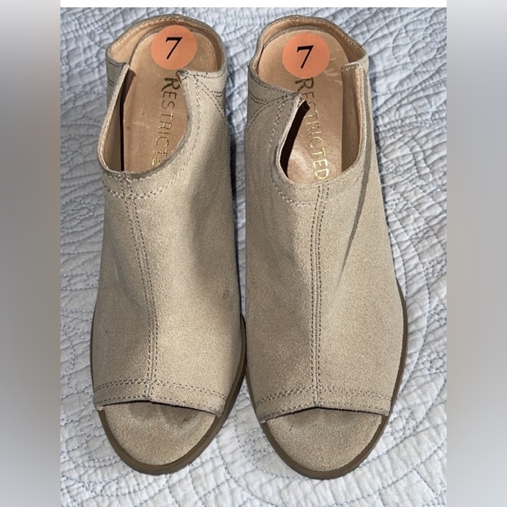 Restricted mules 2 markings in pictures size 7
